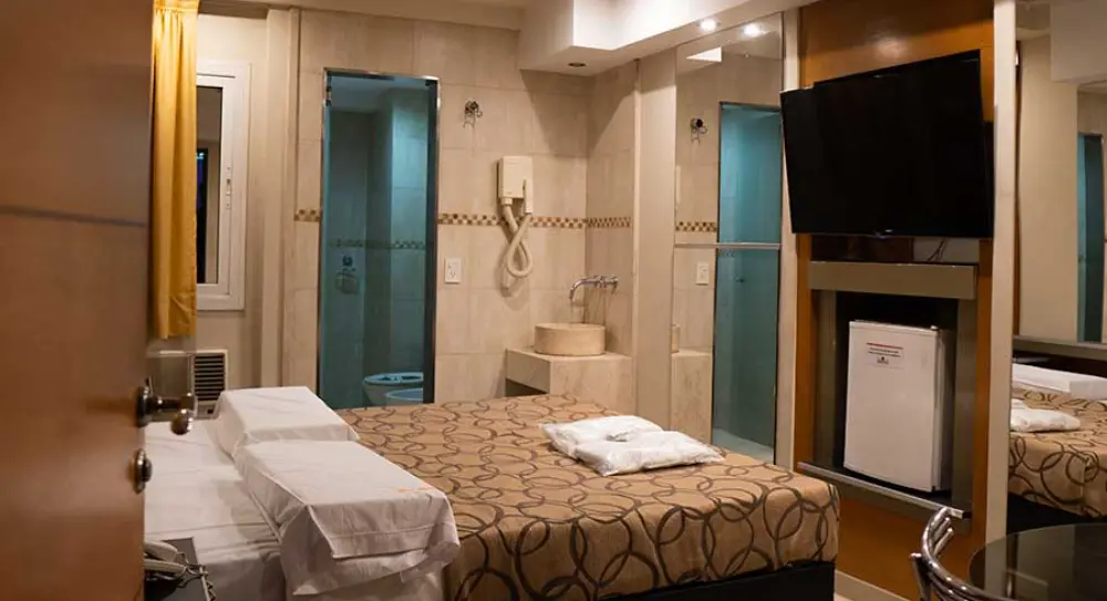 Suite temática con iluminación tenue en Hotel Amapola