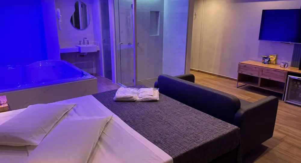 Detalles modernos en albergue transitorio para parejas