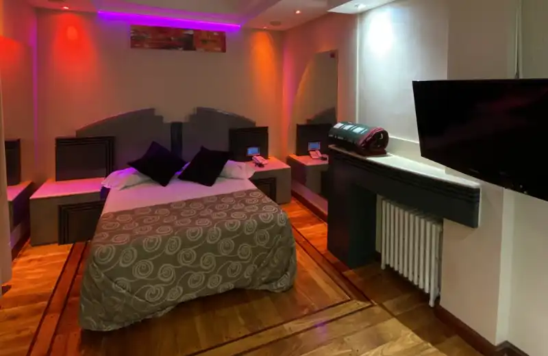 Suite con ambientación íntima en albergue transitorio Bariloche Boedo