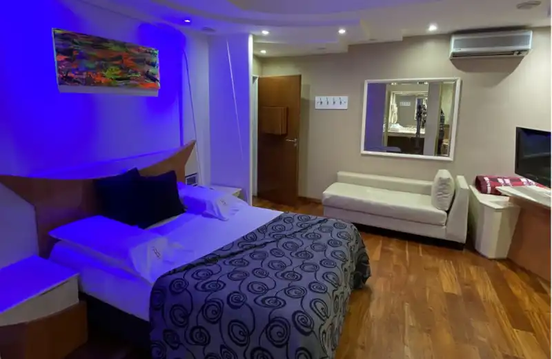 Cochera cerrada y acceso discreto en el telo Bariloche Boedo