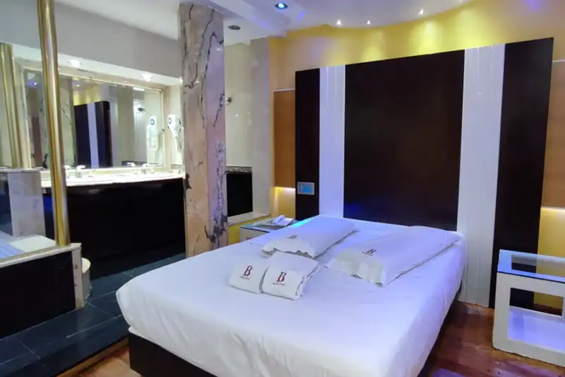 Habitación íntima con cochera privada en Boedo