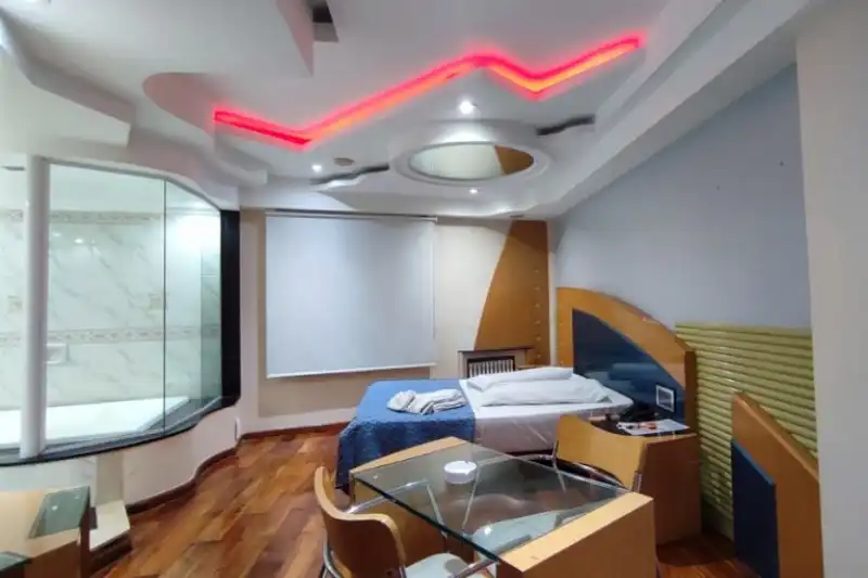Habitación romántica con TV y luces tenues en el telo Bariloche Boedo