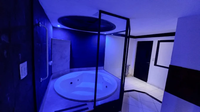 Habitación íntima con jacuzzi en Flores