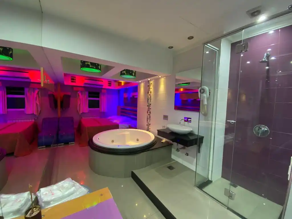 Suite Luna con jacuzzi doble y luz tenue en albergue transitorio de Villa Crespo