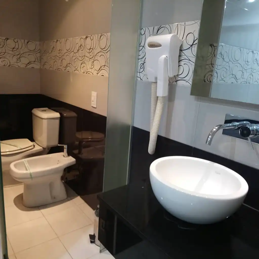 Suite Luna con ambientación romántica y jacuzzi en Villa Crespo