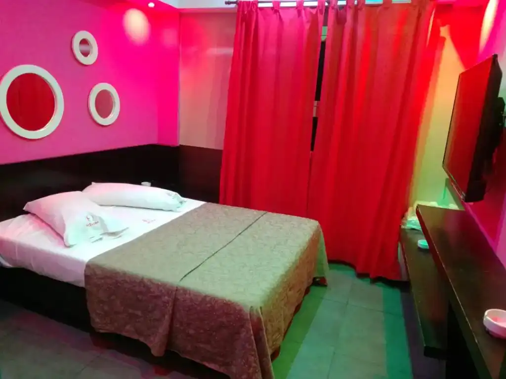 Suite Sol temática con ducha escocesa y luces cálidas en Villa Crespo