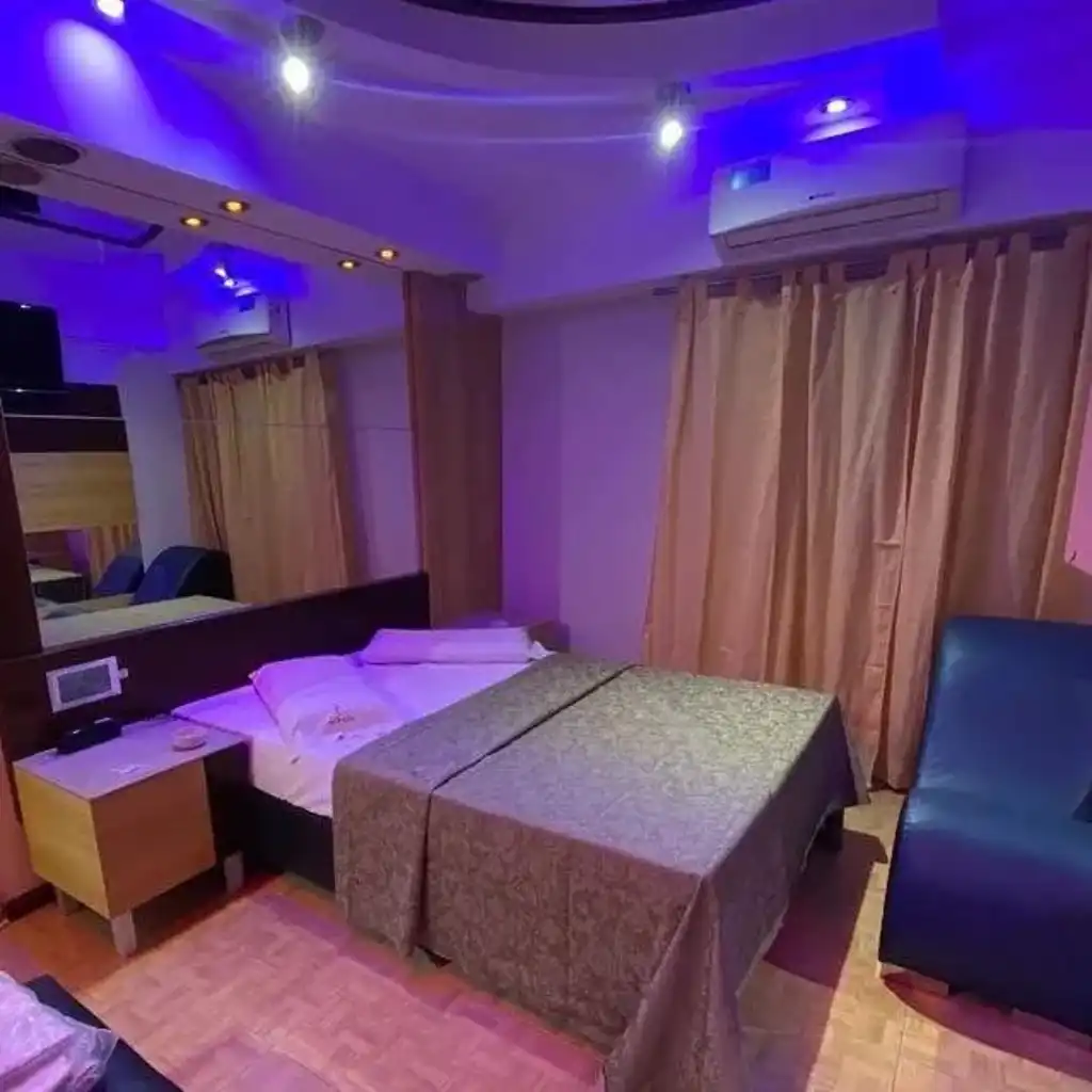 Suite Venus premium con hidromasaje y decoración íntima en telo Villa Crespo
