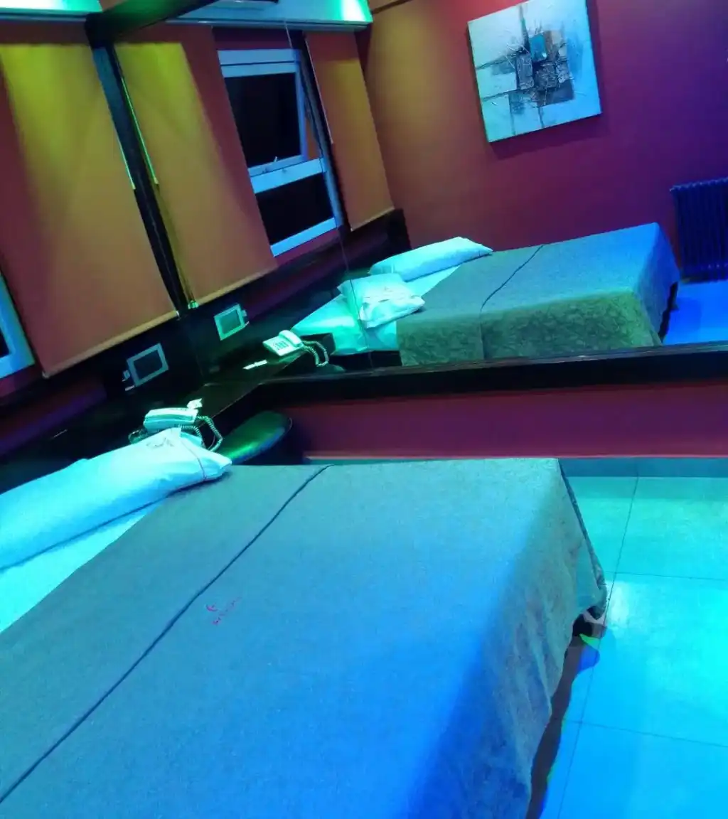 Suite Luna con diseño moderno, cama doble y jacuzzi en Villa Crespo