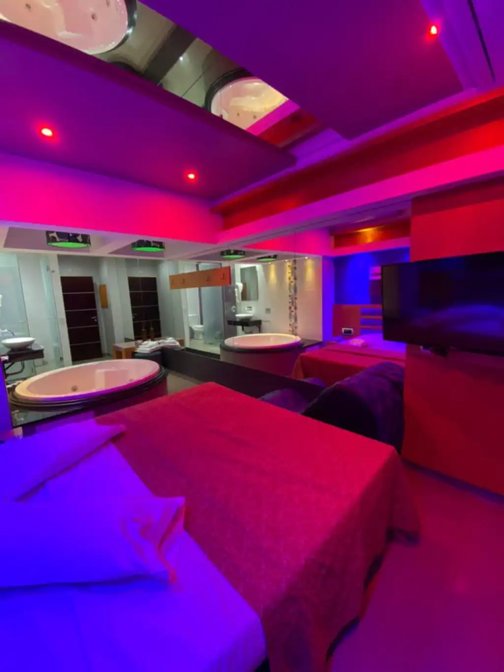 Suite Sol con espejo en el techo y ducha escocesa en albergue Eclypse Villa Crespo
