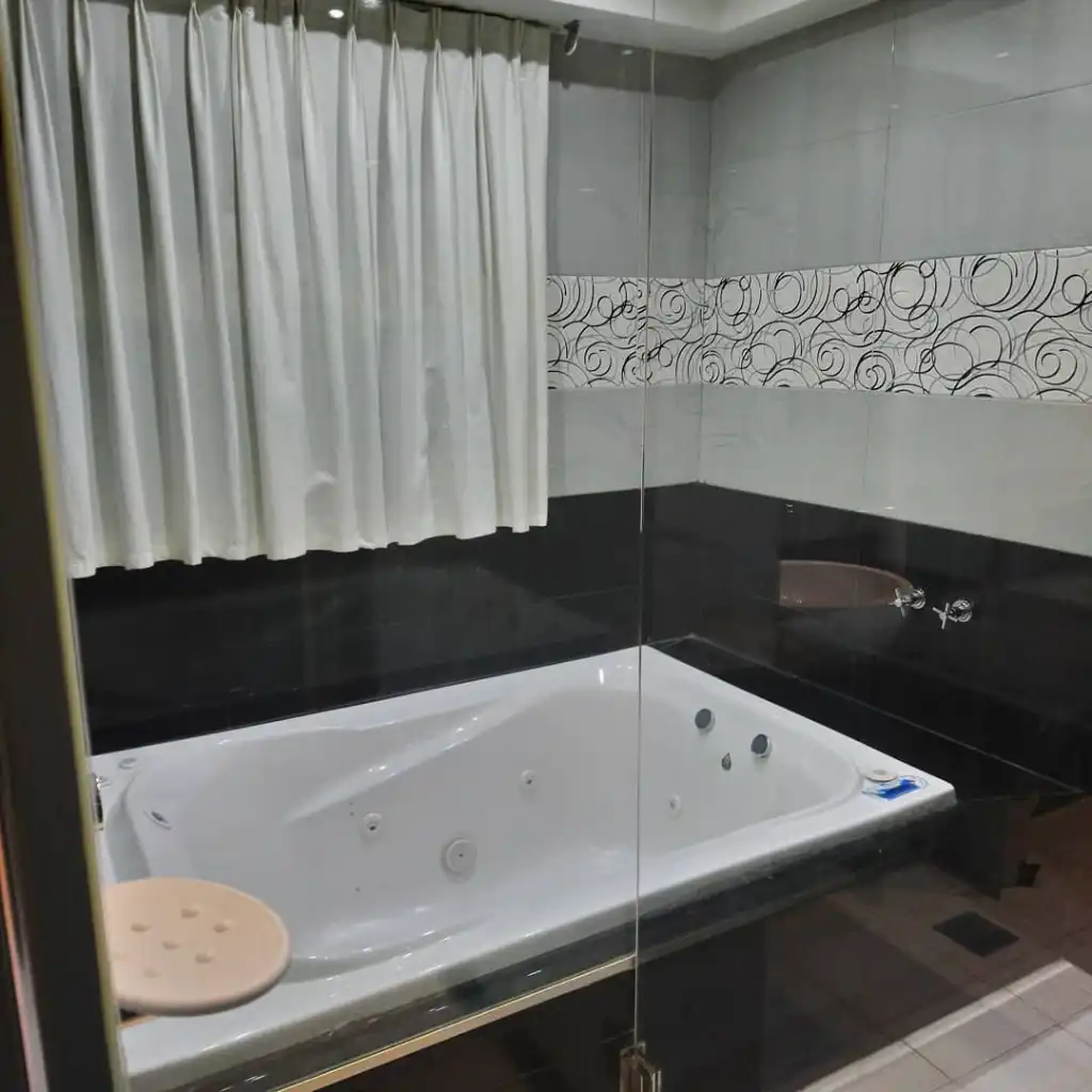 Suite Sol con ducha escocesa y detalles modernos en telo de Villa Crespo