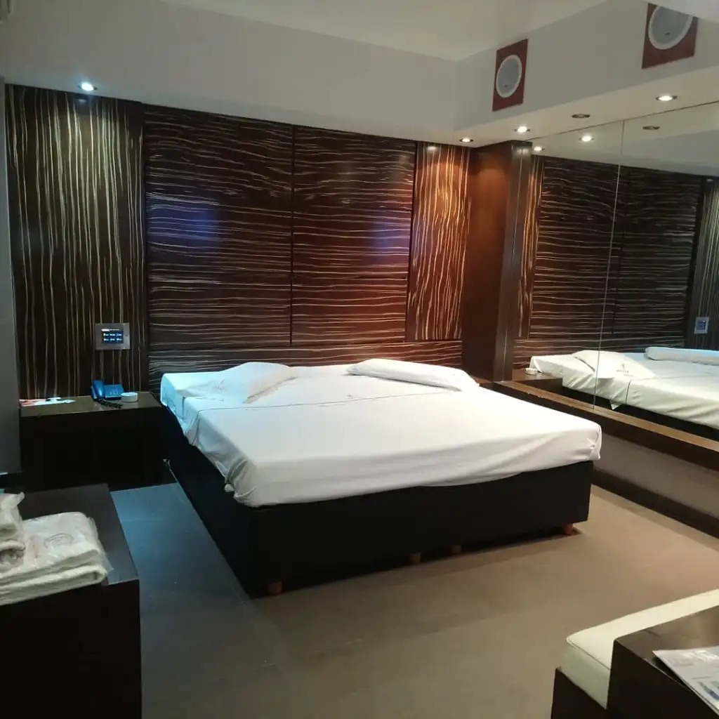 Suite Luna con cama king y jacuzzi iluminado en albergue Eclypse Villa Crespo