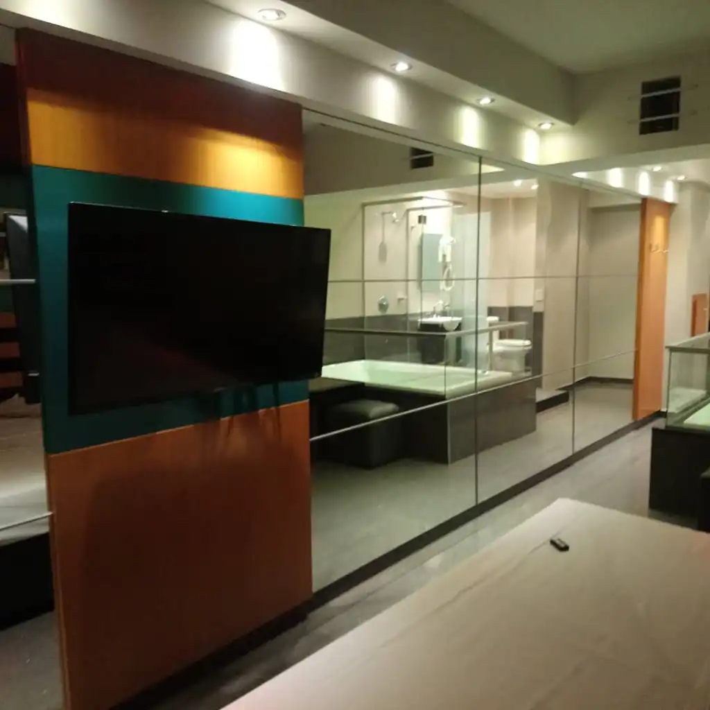 Habitación Luna con jacuzzi y espejo en el techo en albergue transitorio Villa Crespo