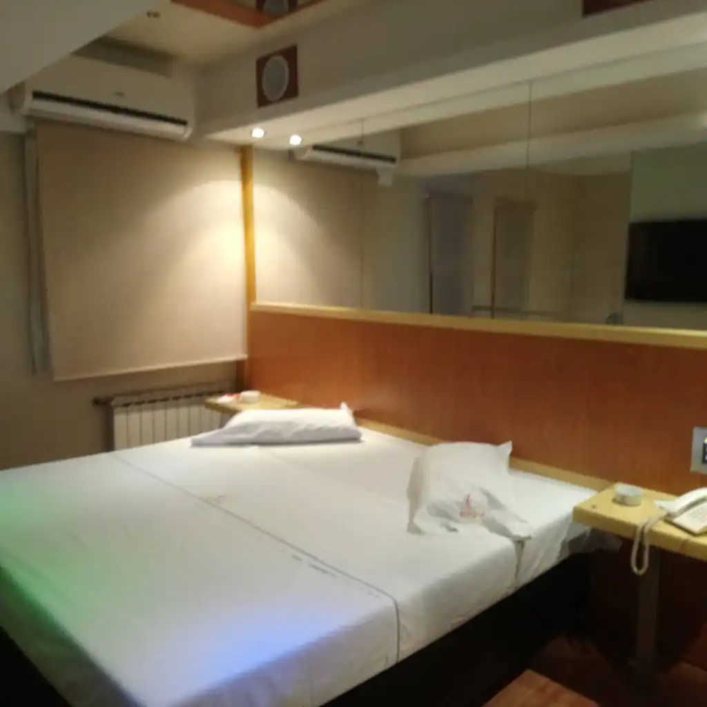 Suite Sol con luces LED y ducha escocesa en Villa Crespo para parejas