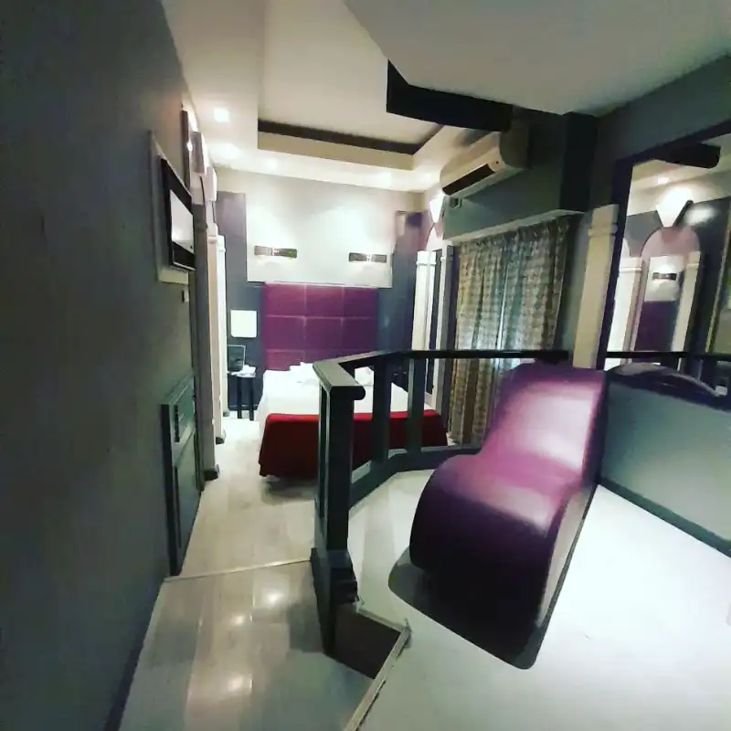 Habitación íntima con sillón erótico en Belgrano