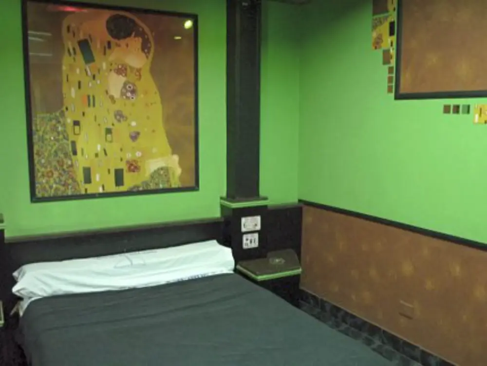 Albergue transitorio en Constitución: baño con diseño romano y luces tenues