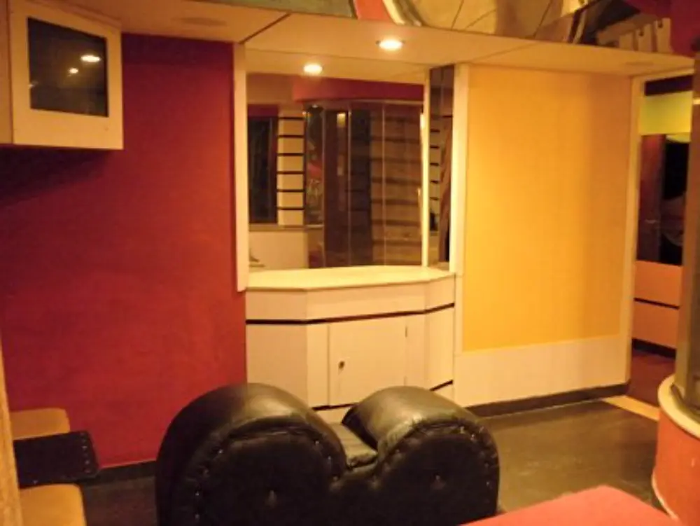 Telo El Velero: suite moderna con iluminación tenue en Constitución