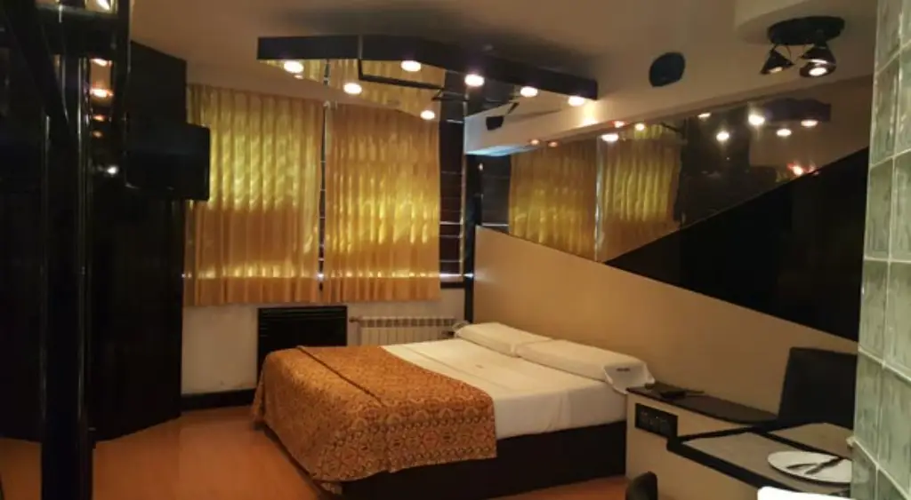 Ambiente íntimo en albergue transitorio Hotel etc etc