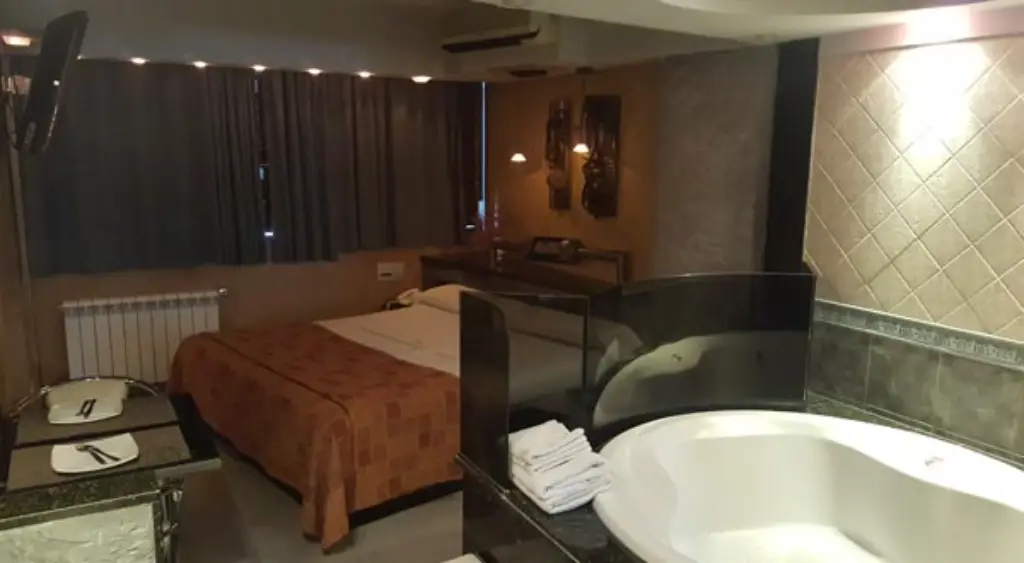 Detalles modernos en albergue transitorio para parejas