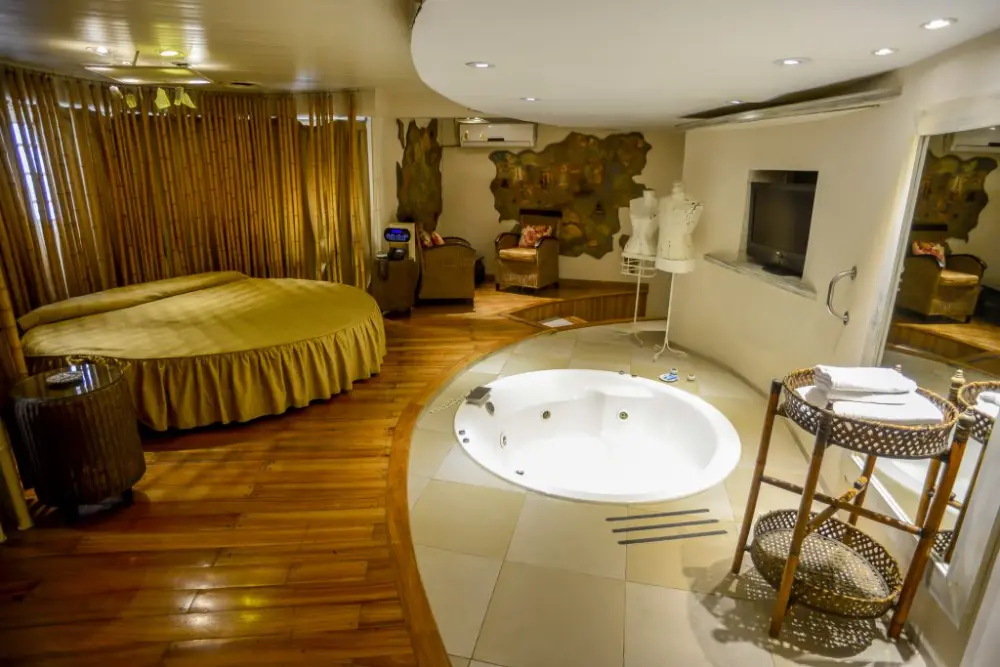 Habitación elegante con TV y minibar en Liniers