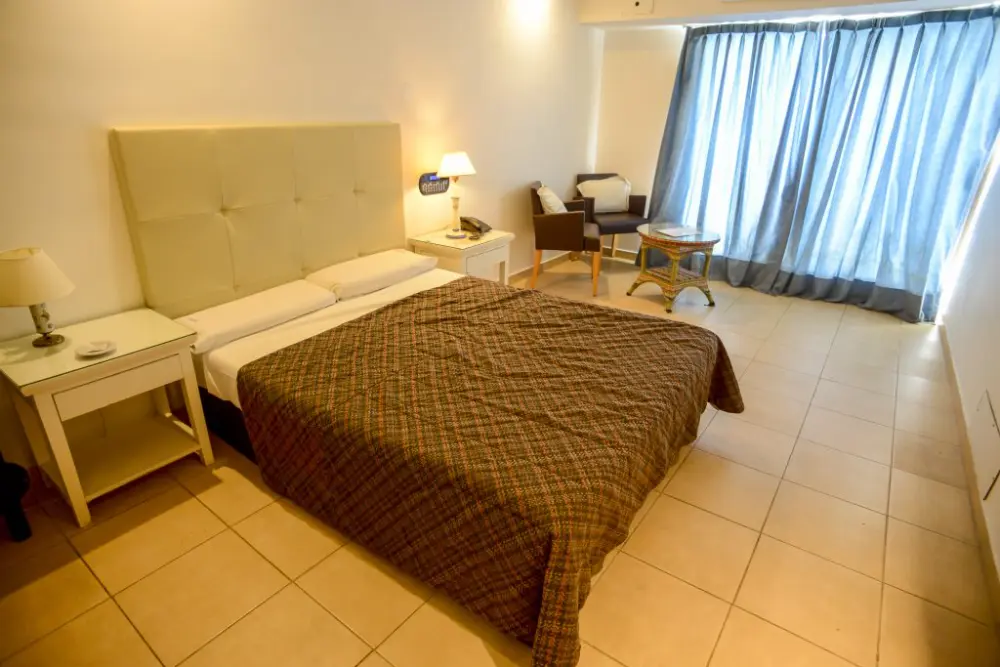 Habitación temática con cochera privada en Liniers