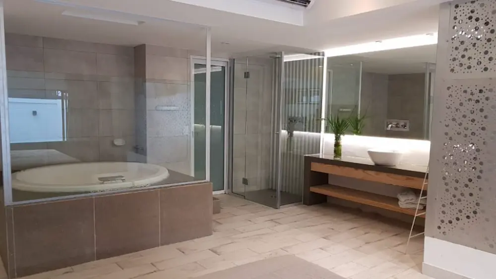 Habitación elegante con TV y minibar en Liniers