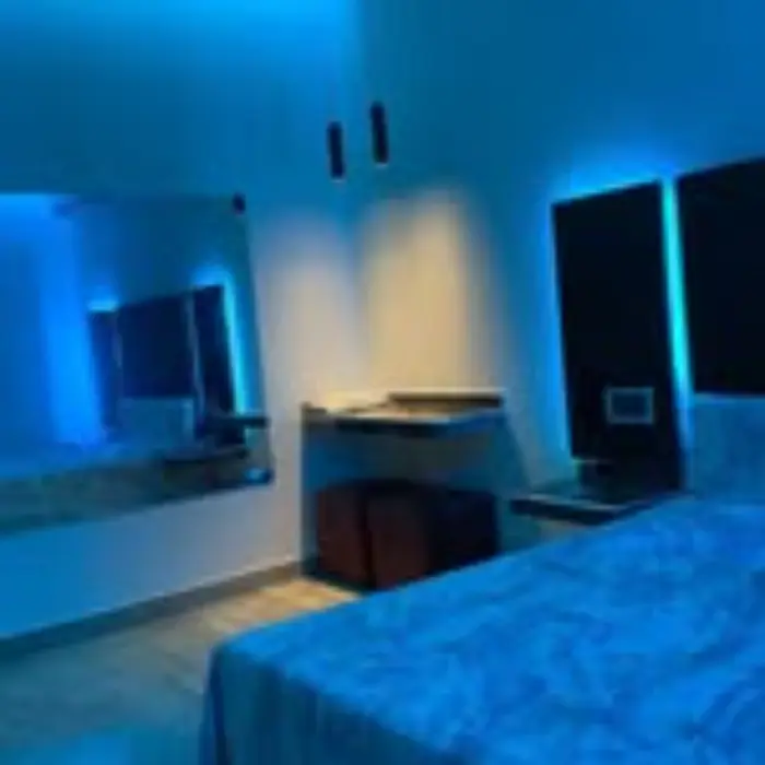 Suite romántica en telo Fenix con decoración íntima en Flores