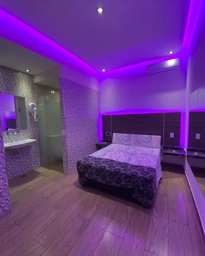 Cochera incluida y habitación romántica en Flores