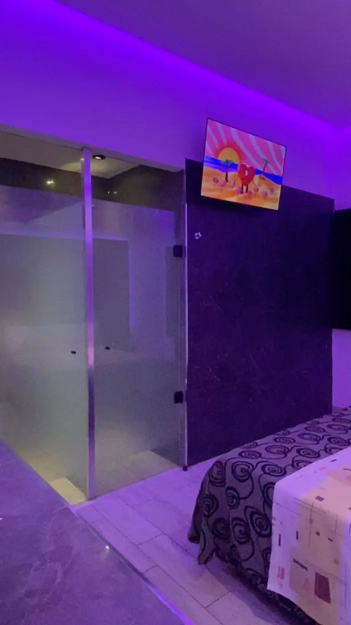 Habitación con ambientación especial para parejas en Flores