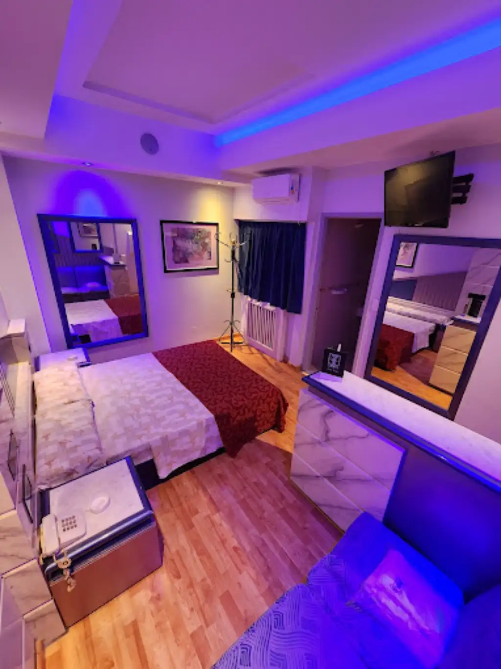 Cochera cerrada y entrada discreta en telo Grant's Caballito