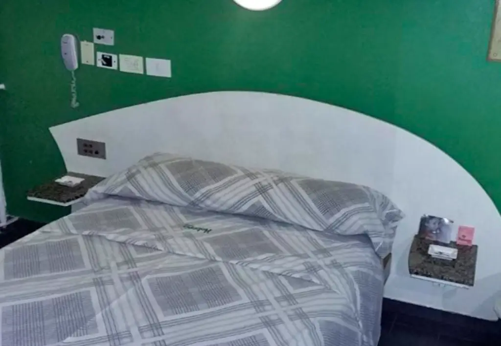 Detalles lumínicos y música en habitación Especial de Habana