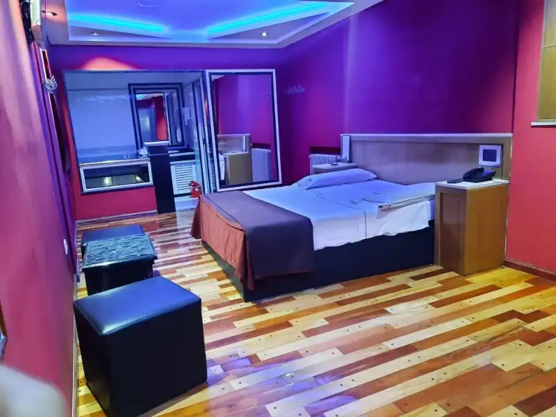 Habitación Especial moderna con aire y LED en albergue transitorio en Retiro