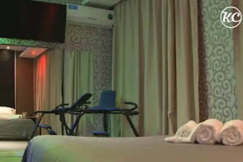 Suite con decoración íntima y frigobar en albergue transitorio en Retiro