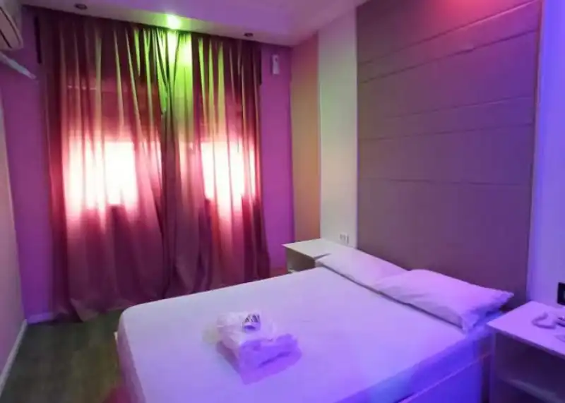 Suite VIP con cama king y privacidad total en albergue transitorio en Retiro