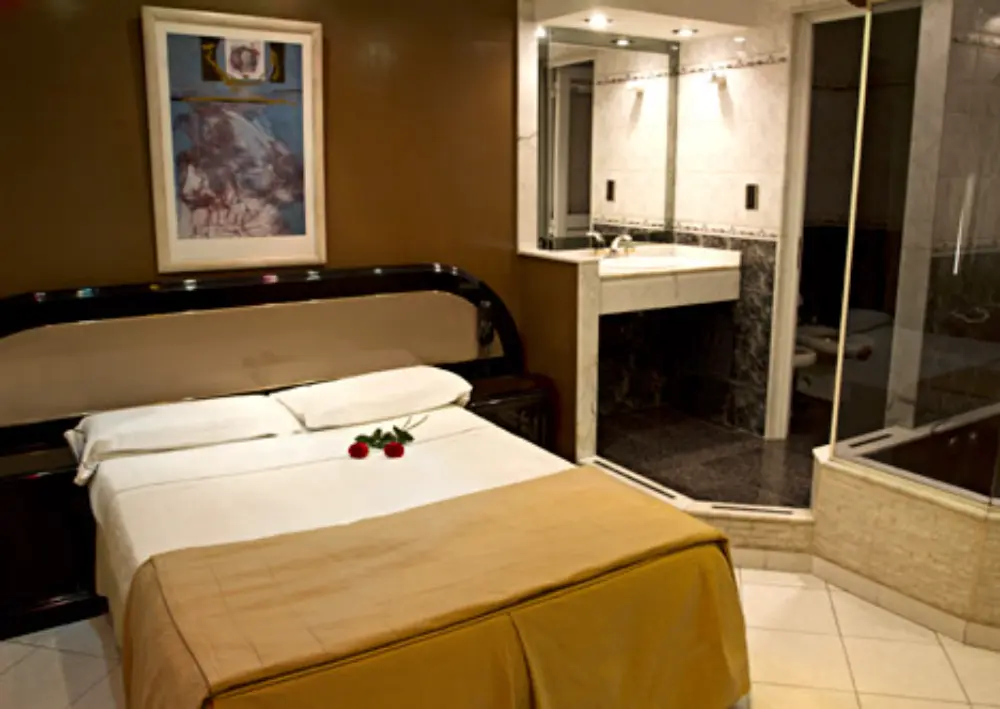 Telo Karens en Flores con habitación Hidro y ambiente romántico