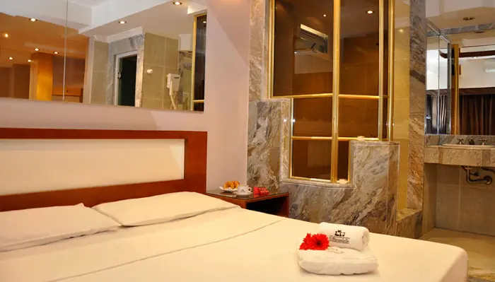 Suite Platino elegante con frigobar y LED en L’Hirondelle Belgrano