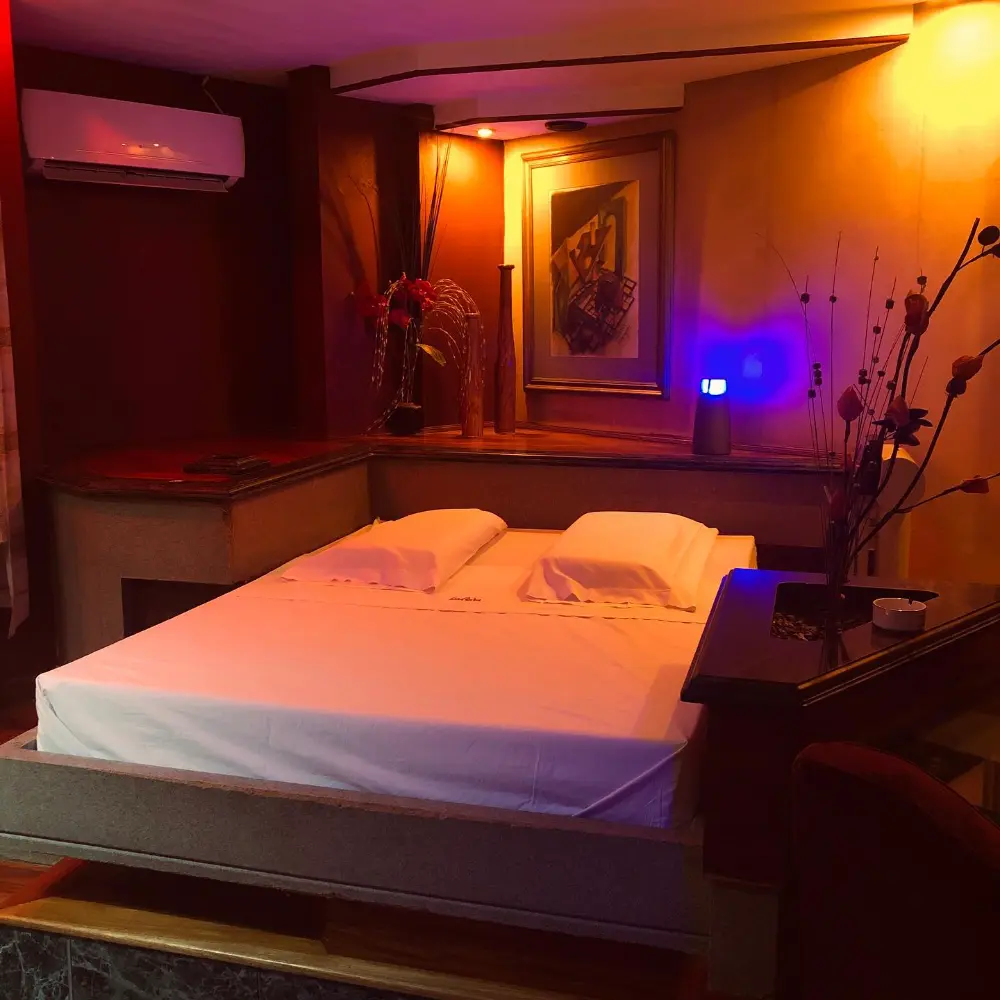 Suite con TV LED y ambientación moderna en La Perla Flores