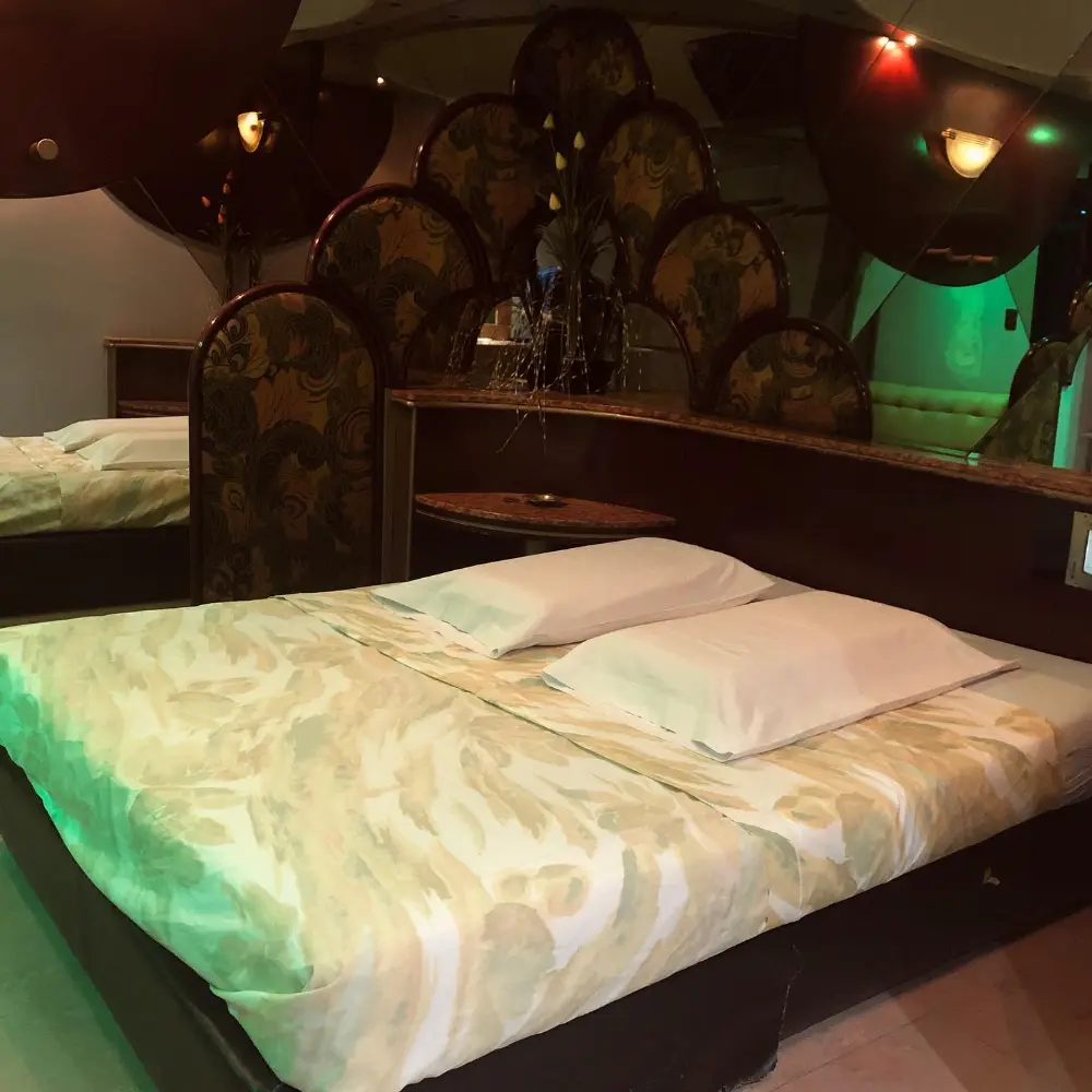 Ambiente moderno con ventilador y calefacción en La Perla Flores