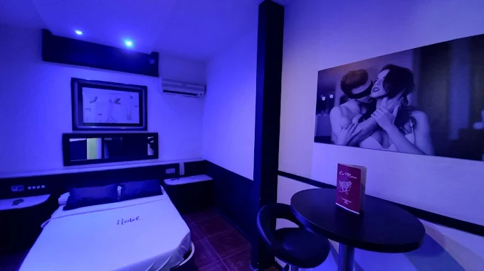 Habitación temática con sillón tántrico en Flores