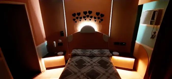 Albergue transitorio en Constitución: baño con diseño romano y luces tenues