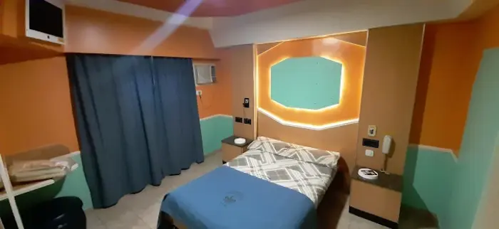 Hotel Lis en Constitución: habitación con espejo en el techo y jacuzzi