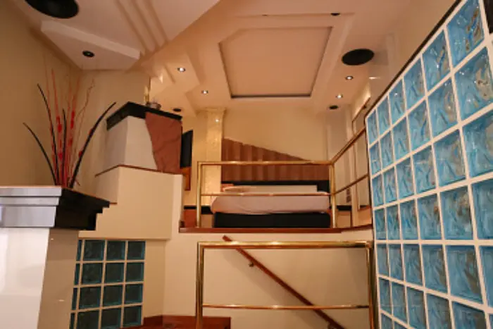 Baño con jacuzzi y velas románticas en Microcentro