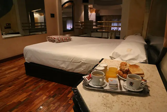 Baño con jacuzzi y velas románticas en Microcentro