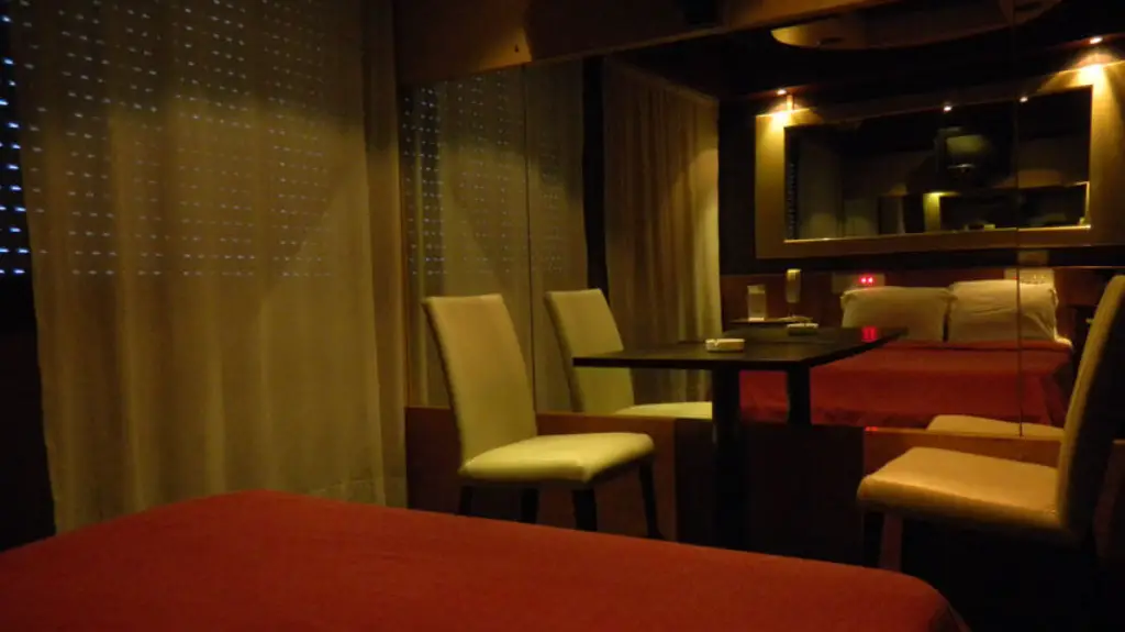 Habitación íntima con cochera en Monserrat