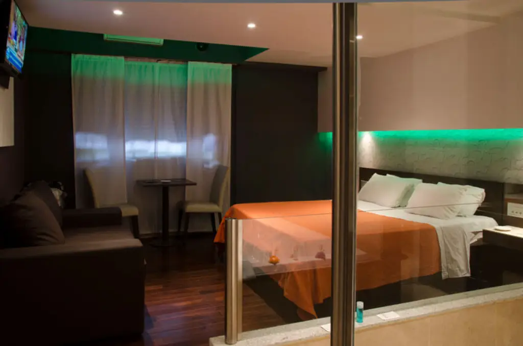 Cochera privada y ambiente íntimo en Los Pinos