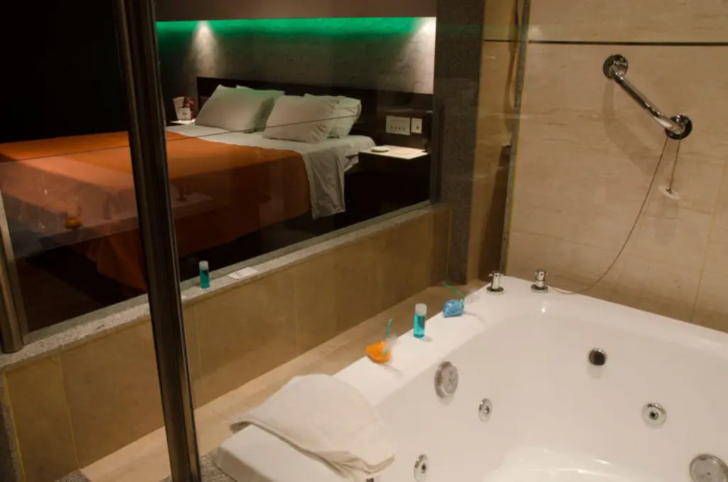 Habitación romántica con TV y frigobar en Monserrat