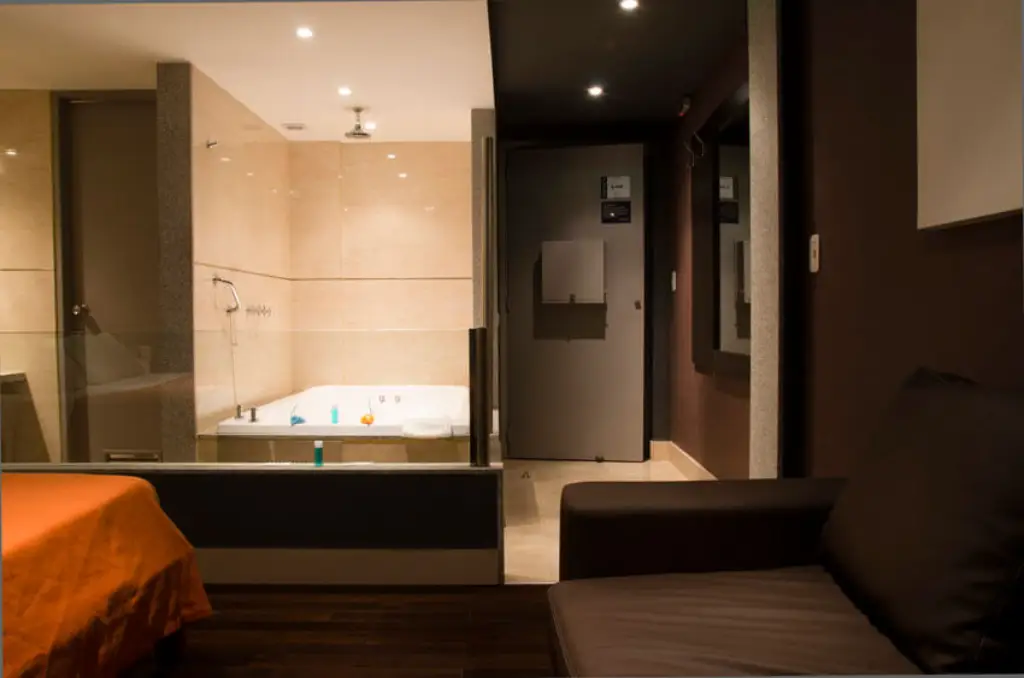 Telo Los Pinos en Monserrat con suite temática para parejas