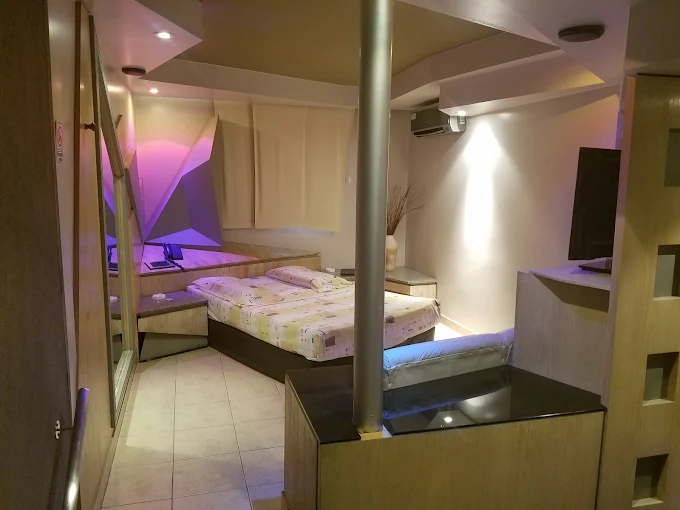 Habitación Especial moderna con aire y LED en albergue transitorio en Retiro