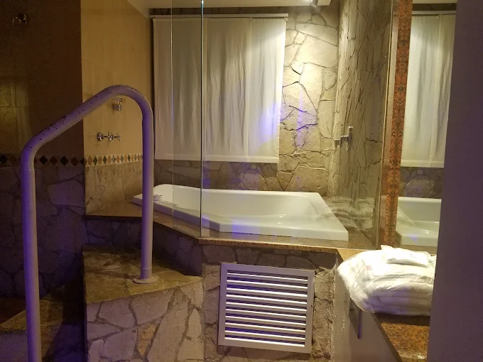 Suite con decoración íntima y frigobar en albergue transitorio en Retiro