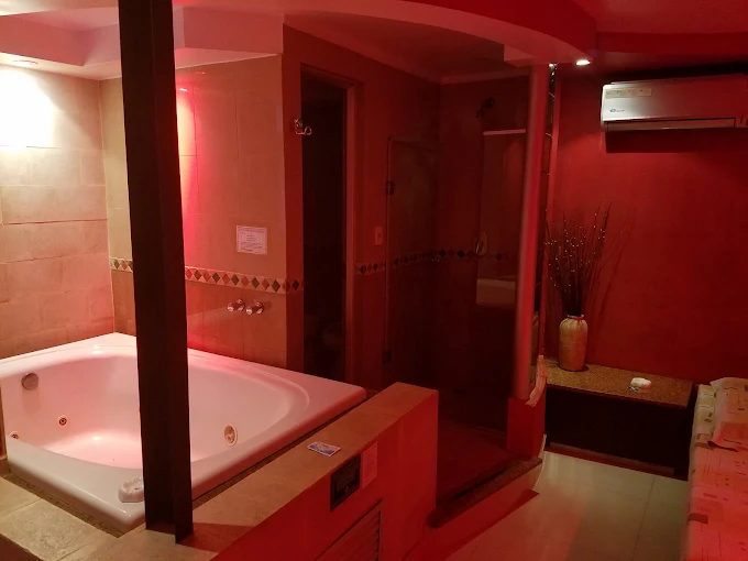 Suite con jacuzzi ideal para parejas en albergue transitorio en Retiro
