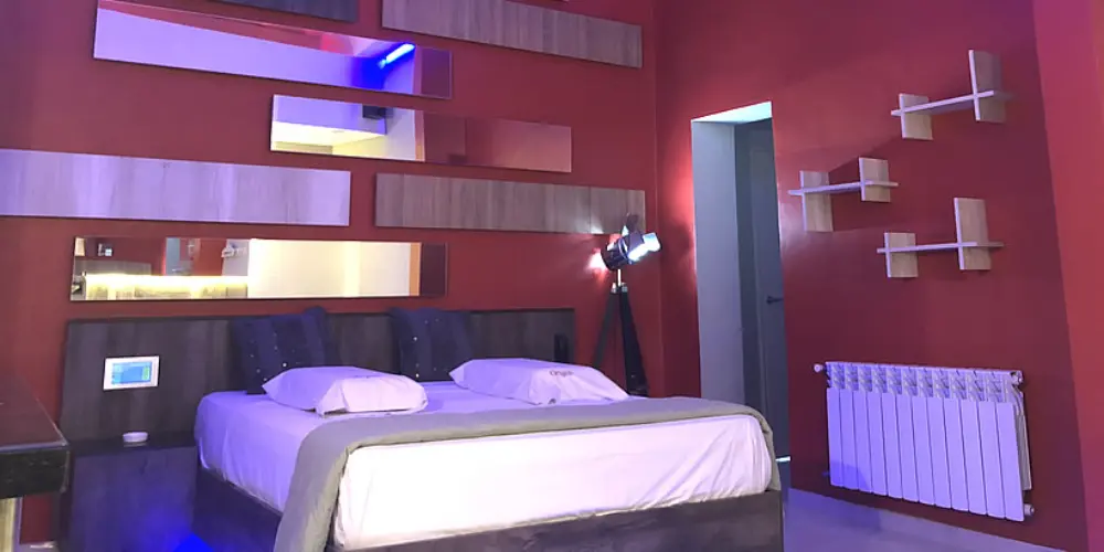 Telo Origen en Constitución con cama redonda y luces tenues